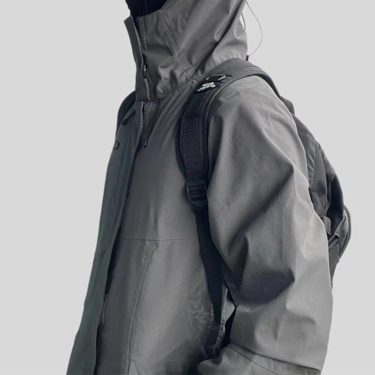 0akley Windbreaker